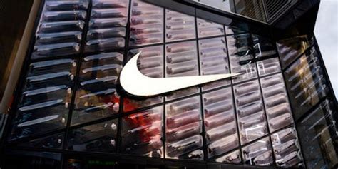 nike schoenen voor in de zorg|Nike doneert 30.000 paar schoenen aan .